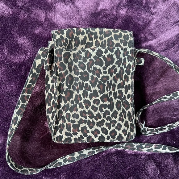 Nine West Cheetah Print Cross Body Bag. NWOT. - Picture 3 of 5
